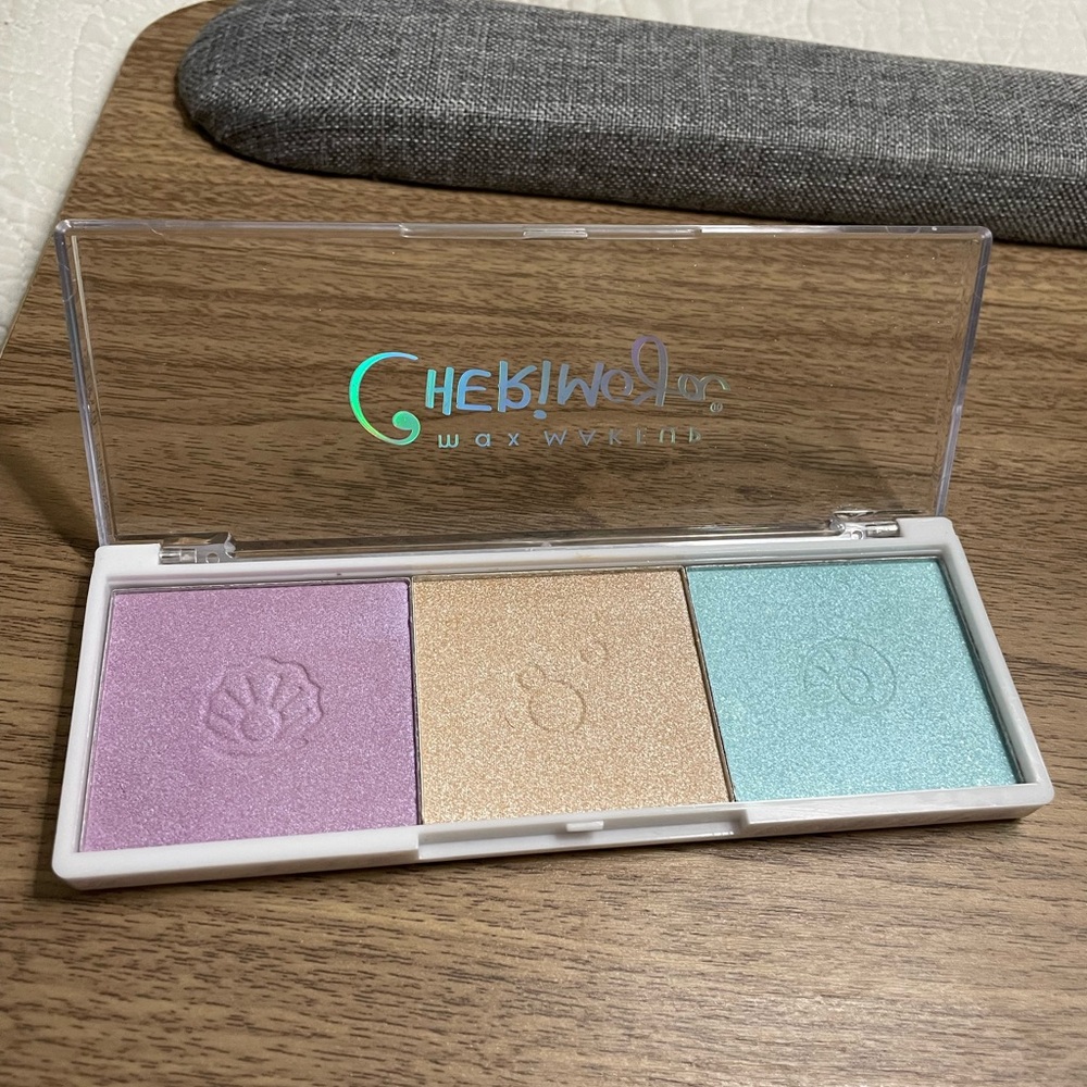 Brand new highlighter palette